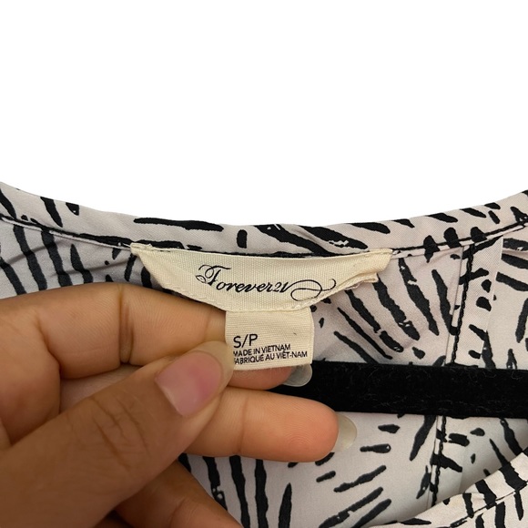 Forever 21 Open Back Crop Top Sheer Geometric Thin White and Black Shirt Size S - Picture 7 of 8